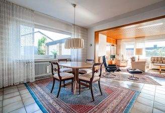 Das Esszimmer grenzt an Wohnzimmer und Küche.