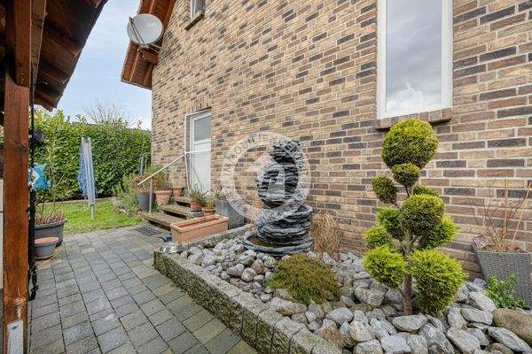 Die Rückansicht mit Zugang zum Hauswirtschaftsraum