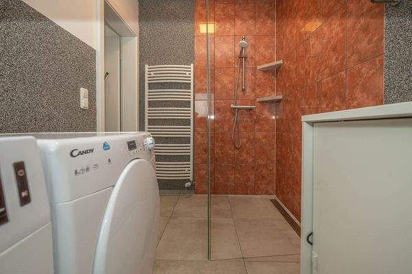 DH1, rechte Hälfte: HWR/Abstellraum mit Dusche