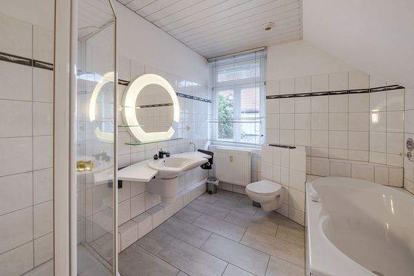 Großes Wannen-/Duschbad OG