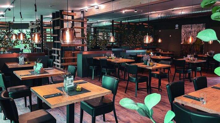 Stilvoller Restaurantbereich im Resort