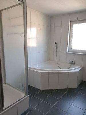 Badezimmer mit Dusche und Eckbadewanne