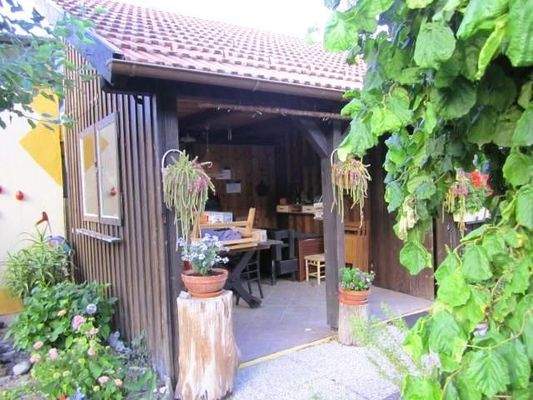 gemütliche Gartenlaube