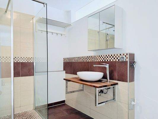 Badezimmer mit  Waschbecken und Oberlicht