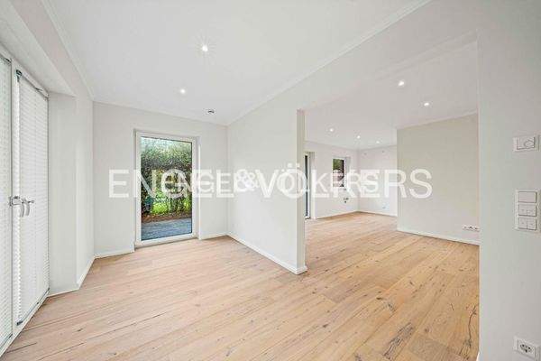 Offener Essbereich mit Zugang zur Terrasse