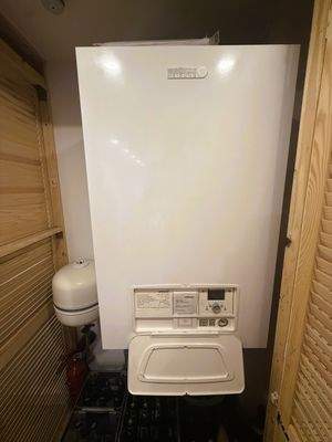 Heizkessel im Abstellraum.jpg