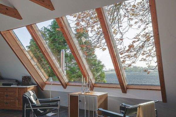 Das Schlafzimmer mit großen Dachflächenfenstern