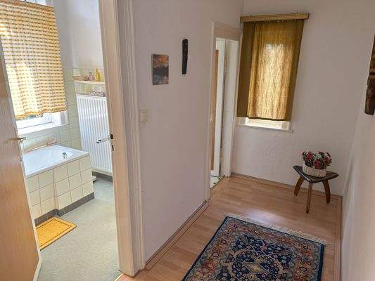  Flur mit Blick ins Bad im Dachgeschoss