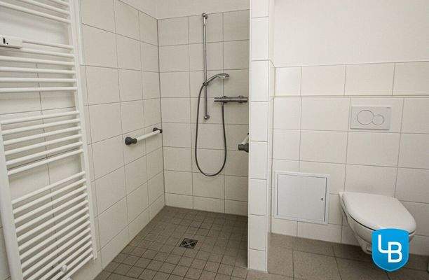 ..mit bodentiefer Dusche