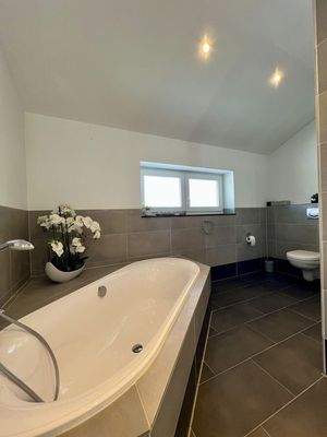 Bad mit Wanne und Dusche