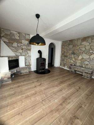 Wohnzimmer mit Kamin