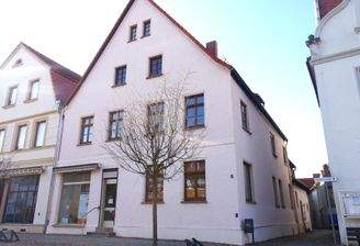 Vorderansicht mit Gasse