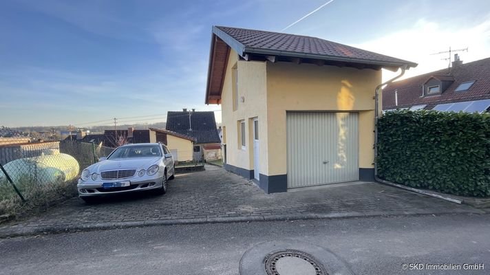 Die große Garage mit zusätzlichem Stellplatz
