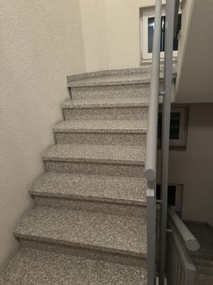Treppen mit Granitstufen.