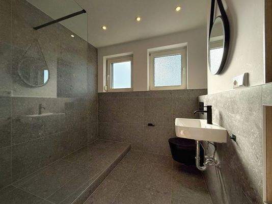 Badezimmer mit Dusche