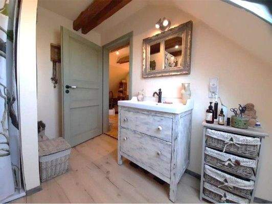 Blick zur Badezimmertür DG.jpg