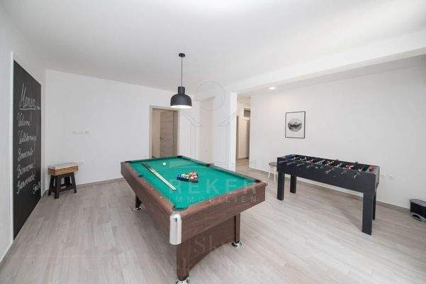 Freudige Gesellschaft voller Harmonie und Spaß