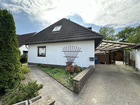 Einfahrt und Carport