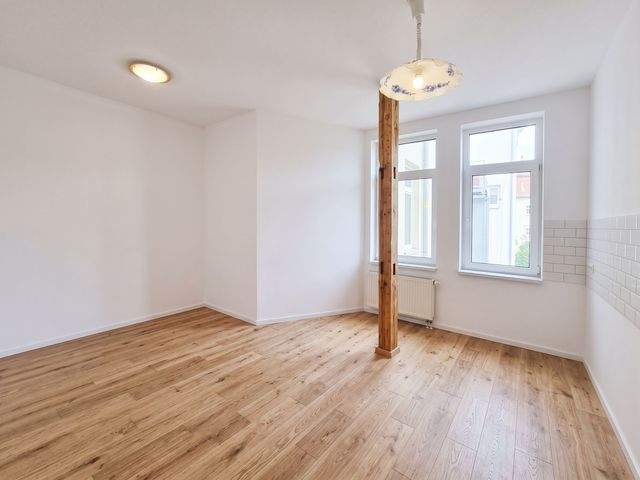Frisch sanierte 3- Raum- Wohnung im 1. OG direkt gegenüber den Ilm-Kreis-Kliniken - Photo 2