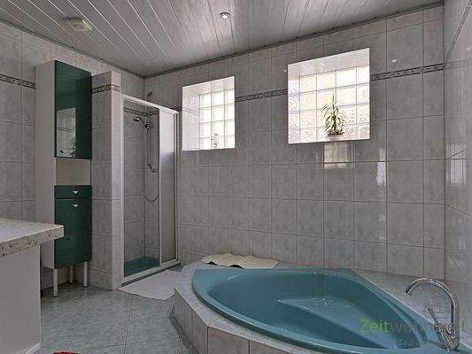 tiefe Eckbadewanne und Dusche