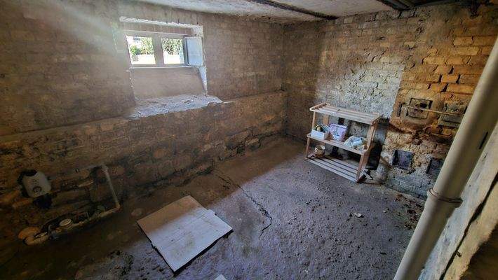 Kellerraum mit Feuchtigkeitserscheinung