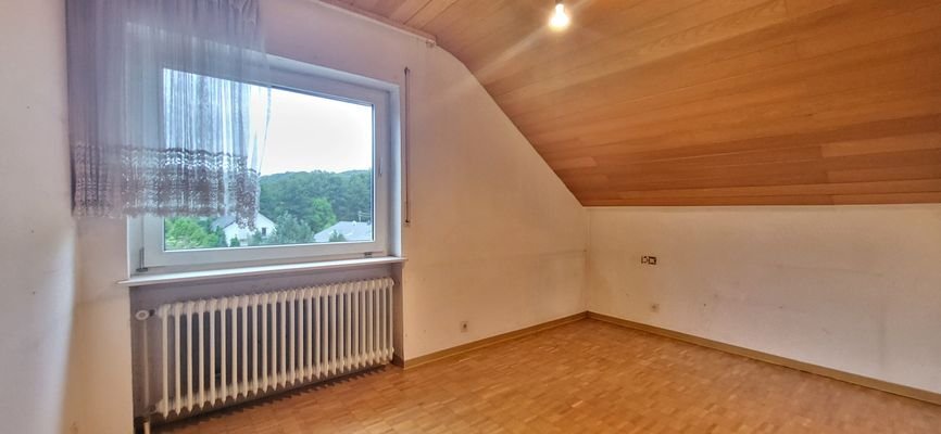 Drei bis vier Schlafzimmer im OG