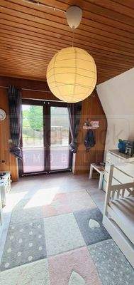 Schlafzimmer mit Balkontür zur Dachterrasse