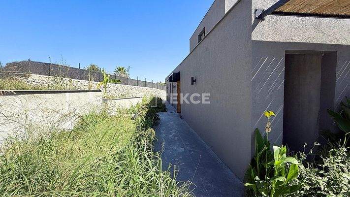 Detached Homes with Pools on 2500 m² Plots in Urla