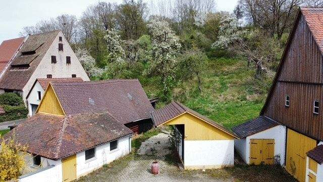 Nebengebäude + Garten