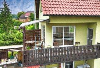 Hausansicht mit Balkon 1.OG