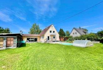 Blick vom Garten auf das Wohnhaus