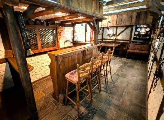 Feiern Sie mit Ihren Freunden in der edlen Hausbar. Hier wurden bis zu 600 Jahre alte Hölzer und Balken von einem Schreiner massgefertigt