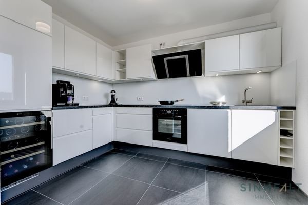 Moderne Küche mit Weinkühlschrank