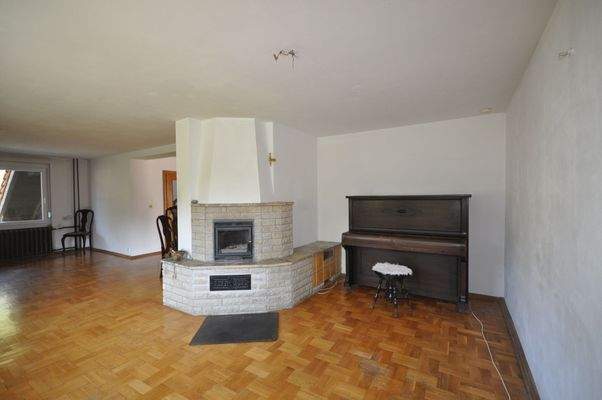 22 Wohnzimmerbereich mit Kamin.JPG