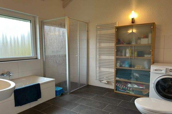 Badezimmer I (Zugang vom Schlafzimmer I)