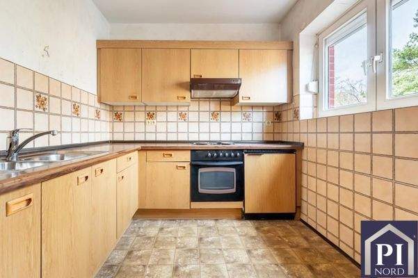 Fuktionale Einbauküche mit großem Lichtbandfenster