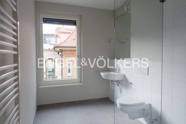 Badezimmer mit Dusche, WC und Waschbecken