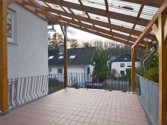 Überdachte Terrasse in Westausrichtung