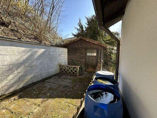 Terrasse mit Gerätehäusl