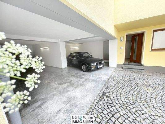 sehr geschützt direkt am Eingang