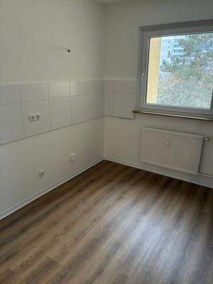 Küche mit Fenster, Wände und Decke weiß gestrichen, neuer weißer Fliesenspiegel und brauner Vinylboden