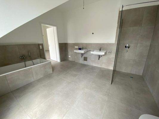 großzügiges Bad mit 2 Waschbecken.jpg