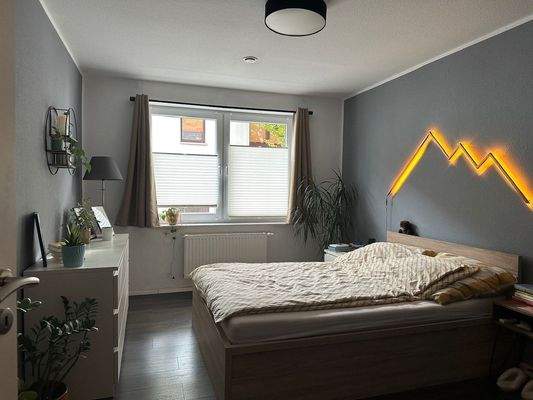 geräumiges Schlafzimmer