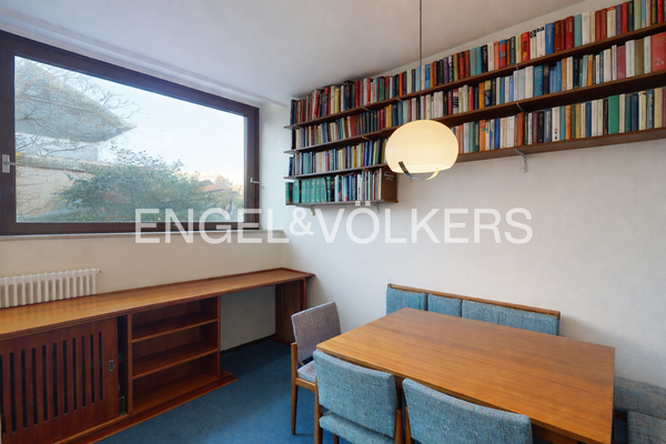 Dieser Raum könnte als Vorbereitungsküche oder Arbeitszimmer dienen