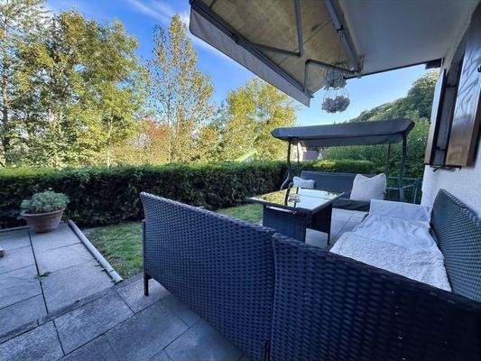 Terrasse mit kleinem Gartenanteil