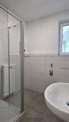 Bad mit Dusche und Fenster