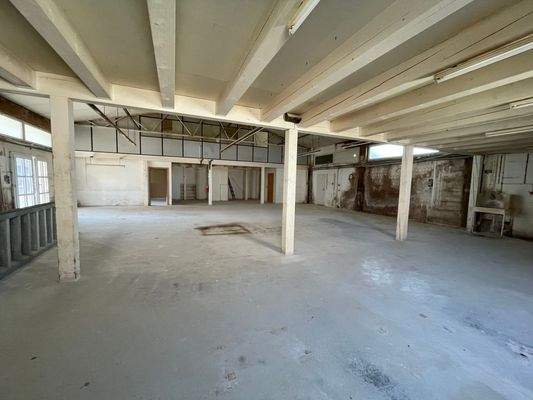 3 Halle mit Laderampe und WC