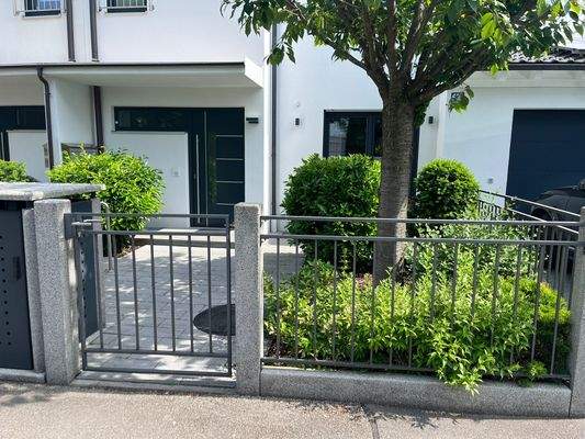 Eingangsbereich mit Zaunanlage.jpg