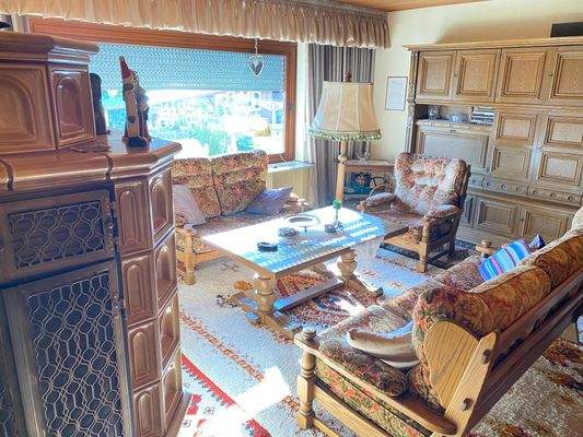 Wohnzimmer mit Kachelofen