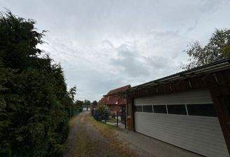 Doppelgarage und Zufahrt